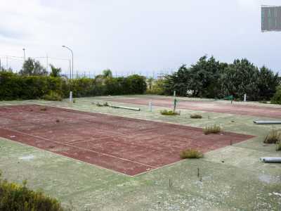 I campi da tennis inutilizzati da tempo e costellati da diversi tubi rotti